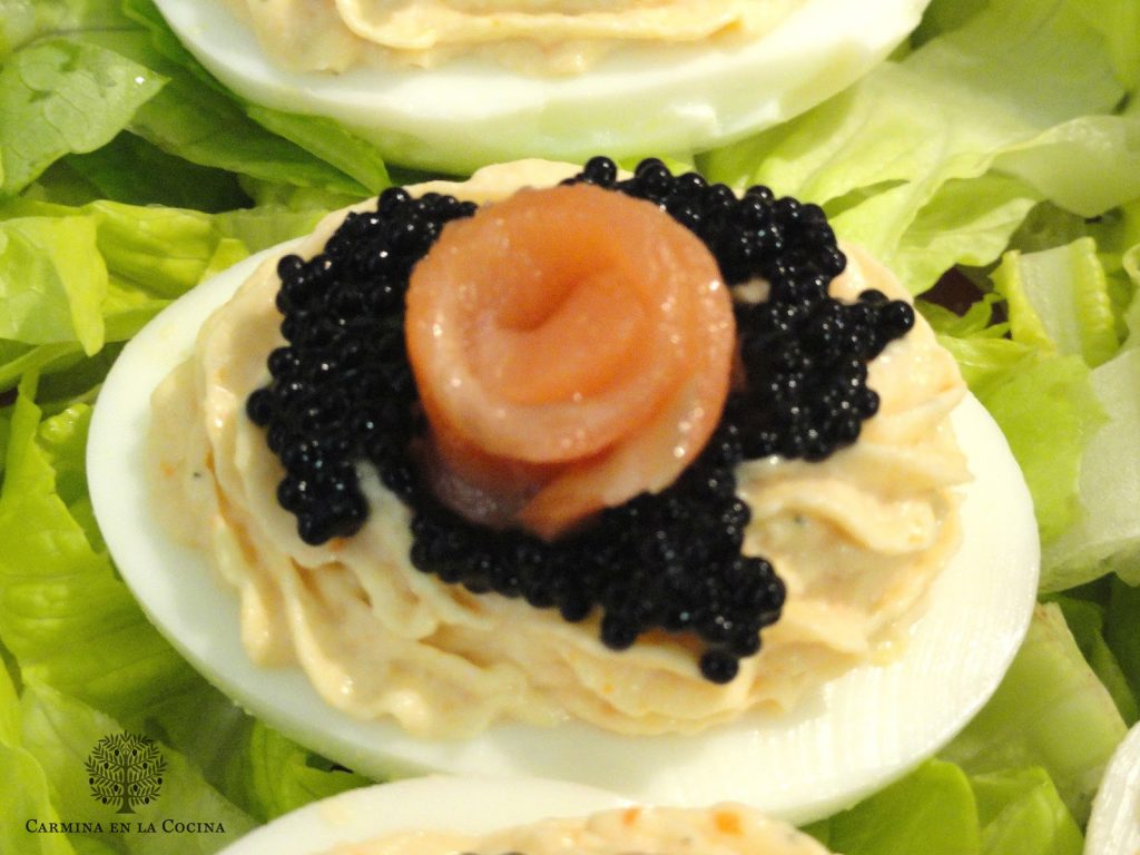Huevos rellenos de marisco y salmón Huevos rellenos de marisco y salmón